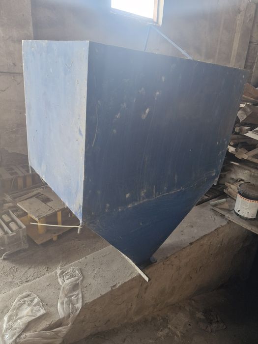 Продам бункер для подачі торг
