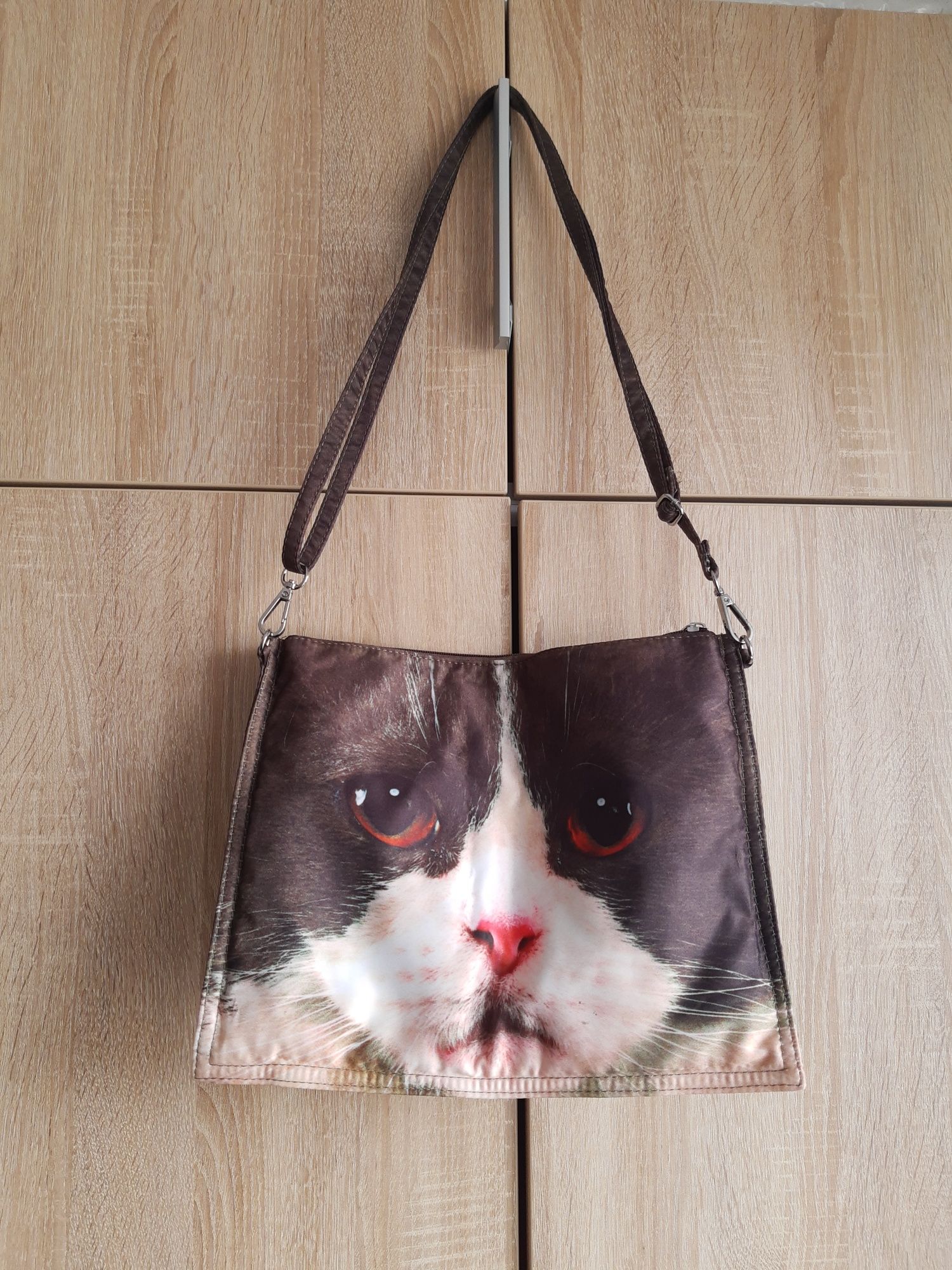 Torebka kotek z twarzą z 2str torebki.