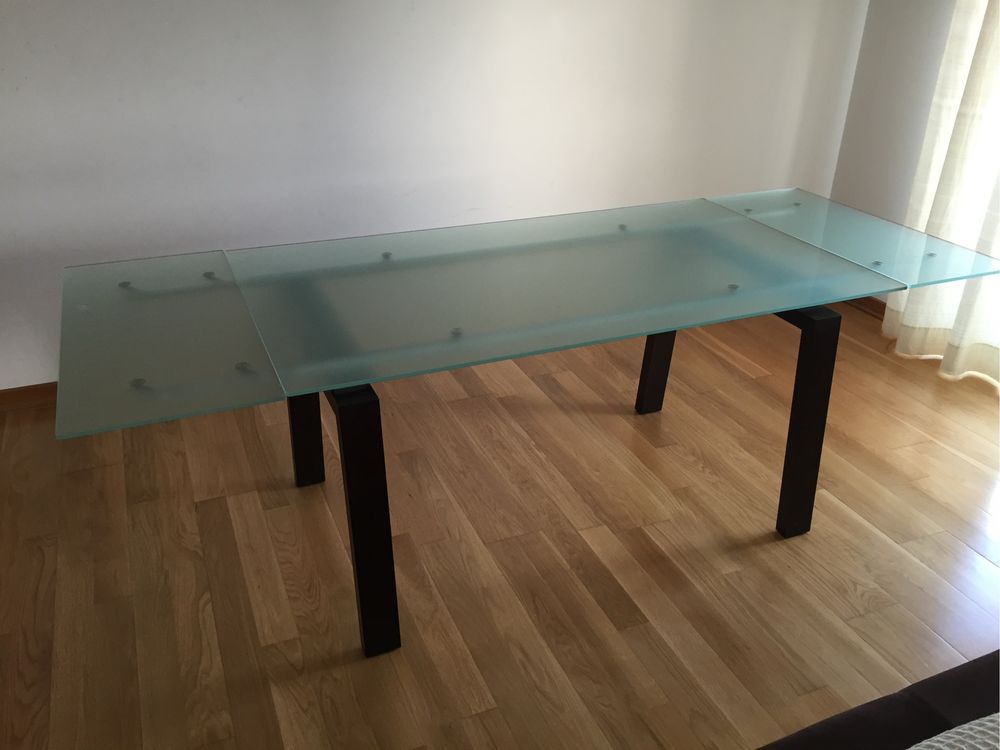 Mesa de vidro extensivel com pés em madeira