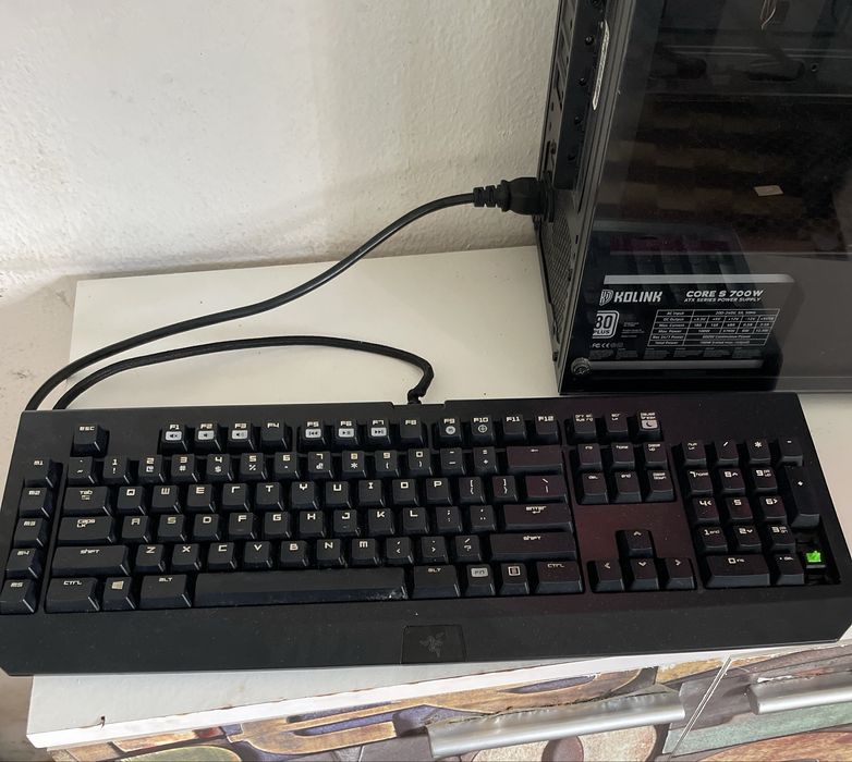 Torre gaming e teclado razer com rato