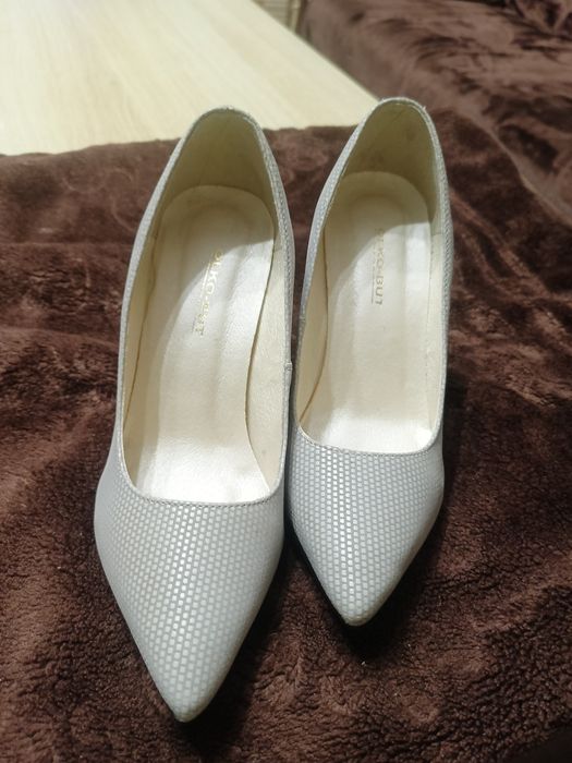 Szare, damskie buty na obcasie 38