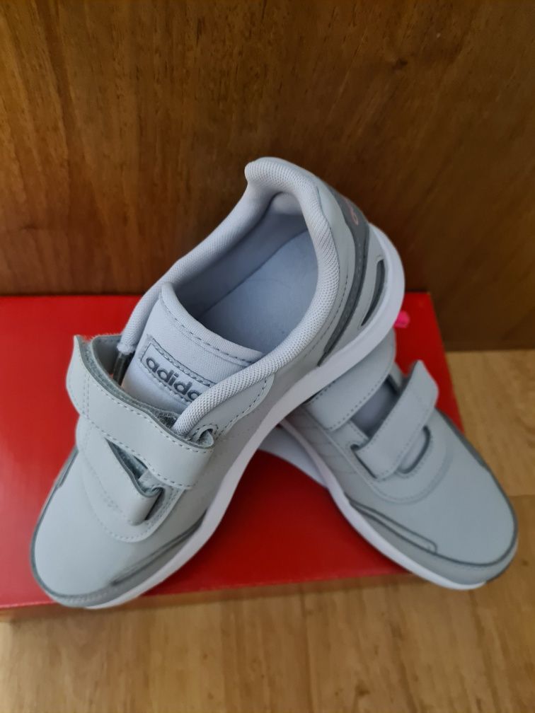 Кросівки Adidas, 35 розмір