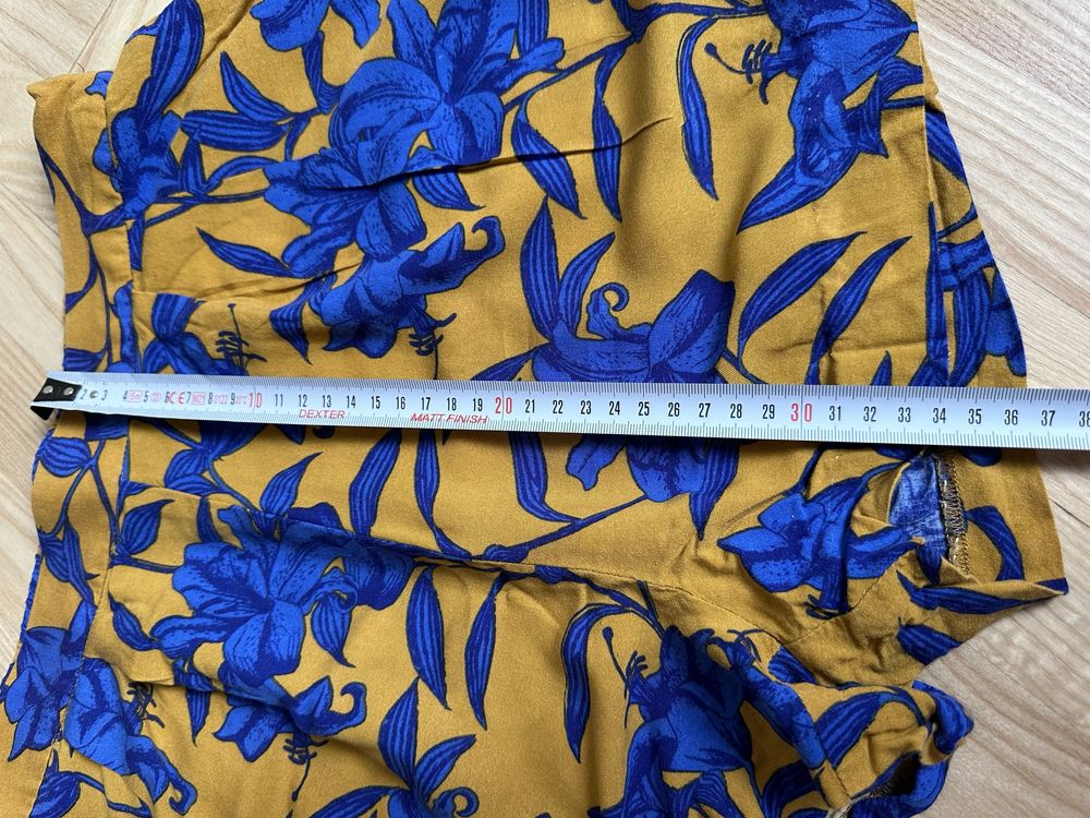 Krótkie spodenki H&M musztardowe w niebieskie kwiaty