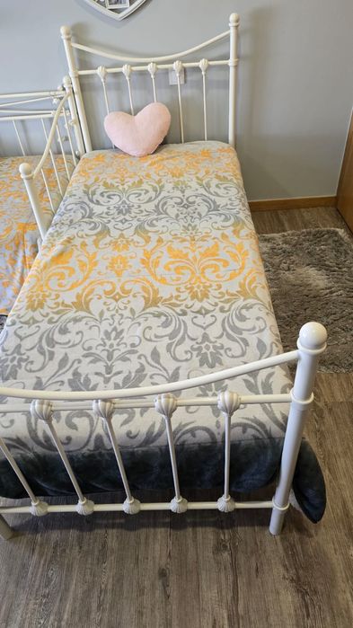 Tenho para venda 2 camas de solteiro.