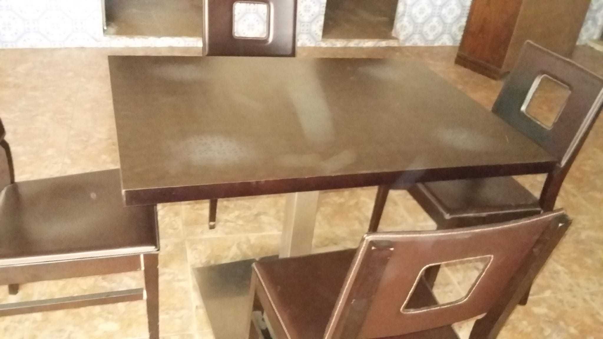 Conjunto de mesas e cadeiras