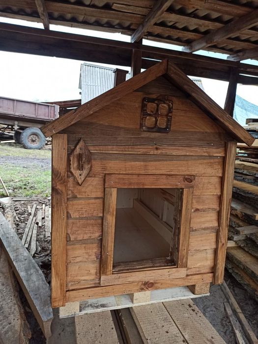 Дерев'яна будка для собаки