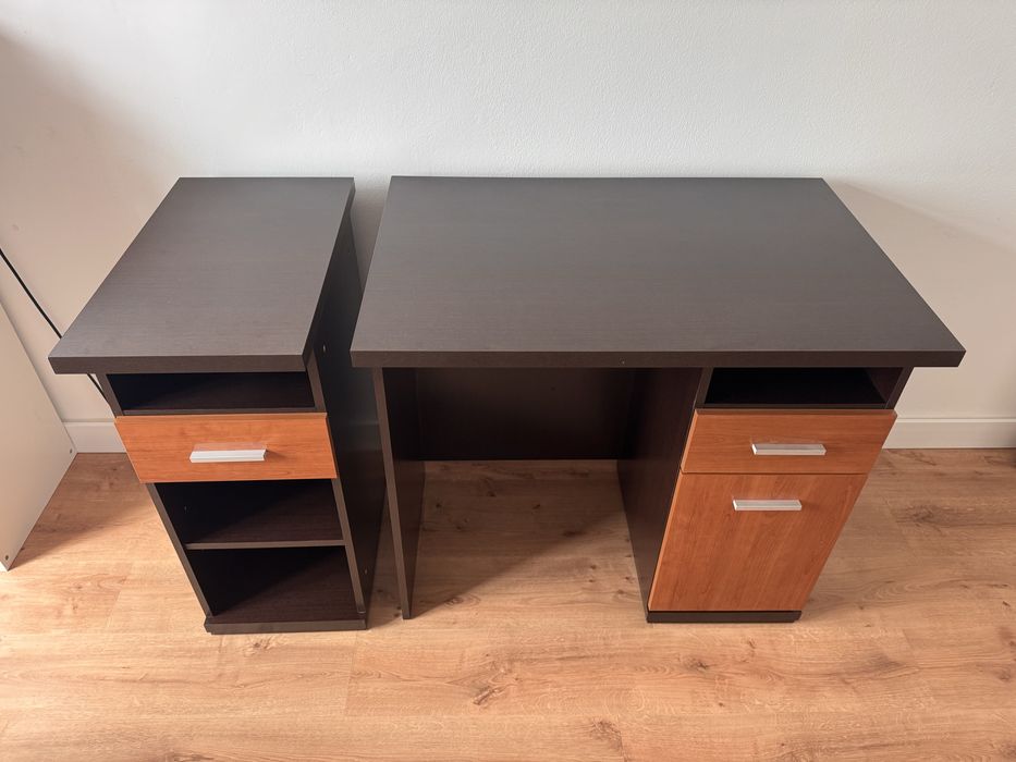 Secretária de madeira com gavetas