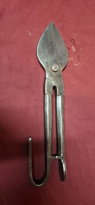 Antiga e grande tesoura de cortar chapa