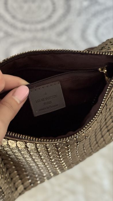 Złota torebka LV pochette