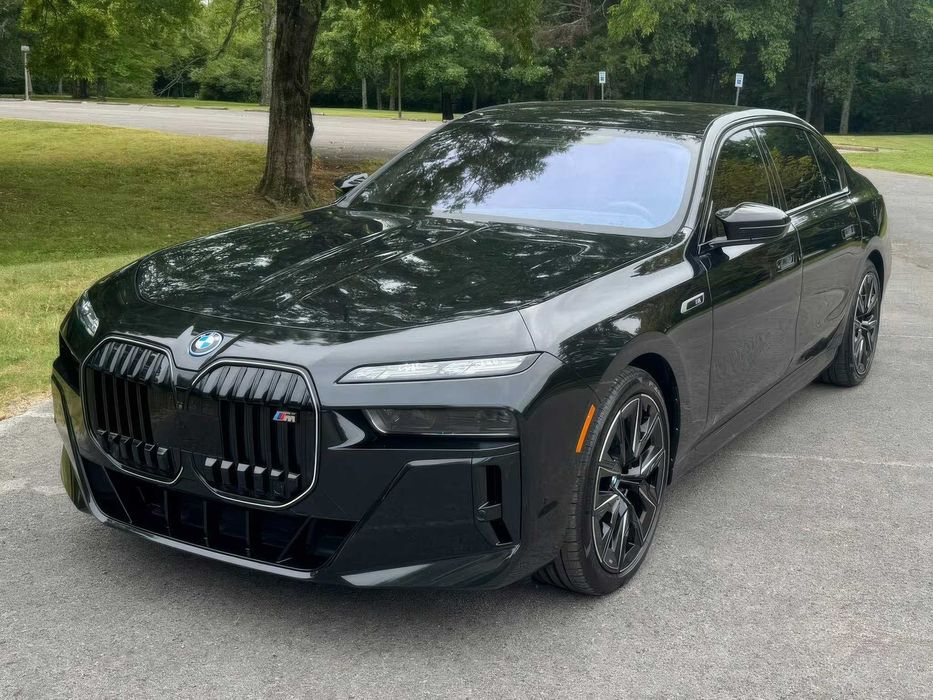 BMW i7 M70      2024