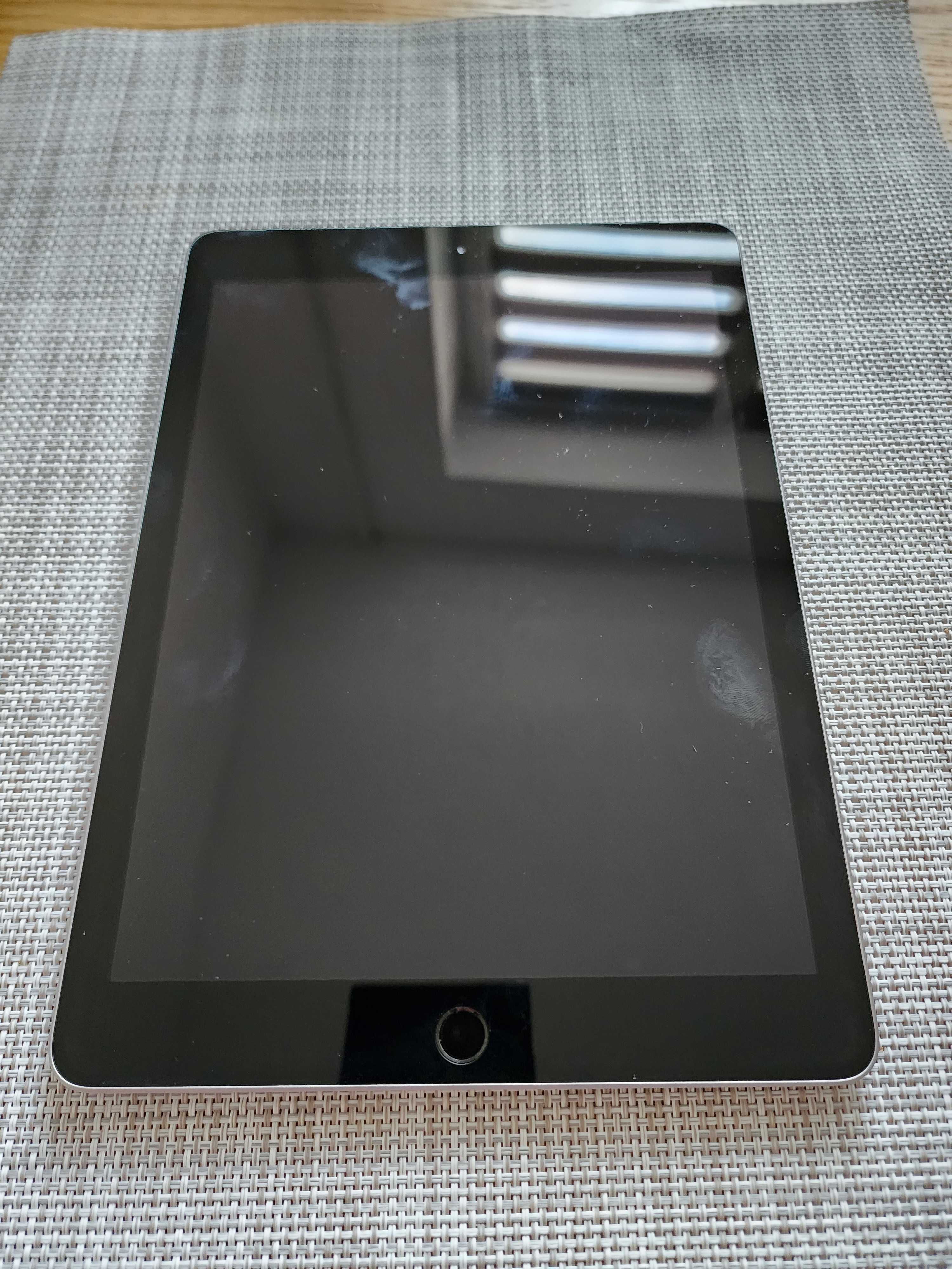 Планшет Apple iPad (A1954) 32GB Wi-Fi + Cellular Space Gray (MR6Y2)