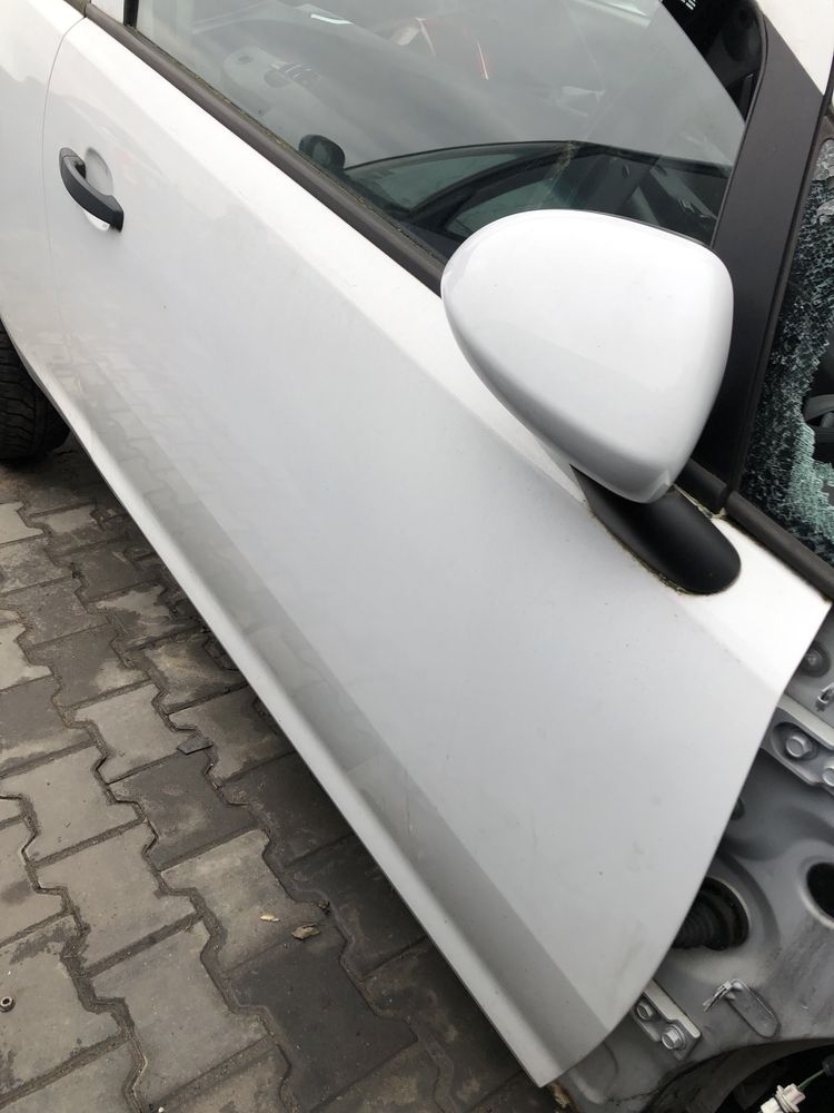 Opel Corsa D 3D Drzwi prawy przód przednie Z474