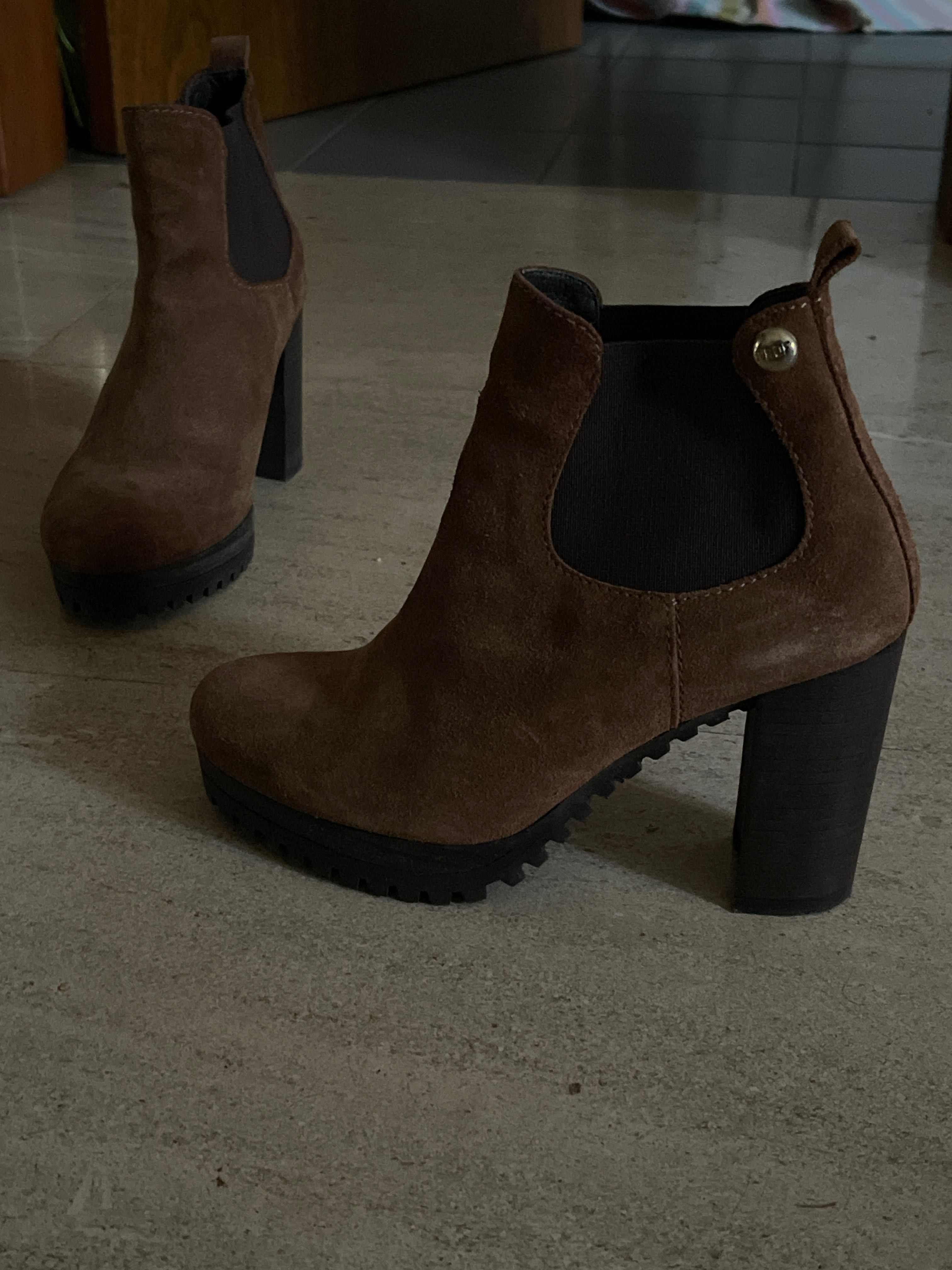 Botas camurça PROF muito pouco usadas,em muito bom estado tamanho 36