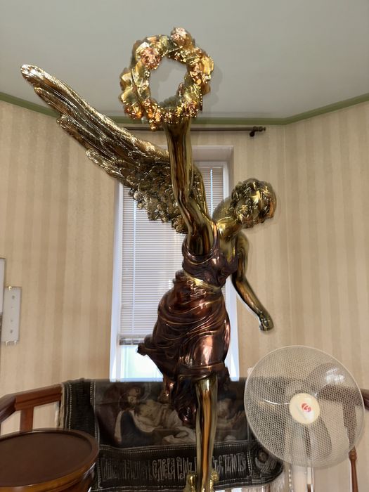 Статуя статуетка велика Ніка на колоні 185 см Статуэтка Ника колонне