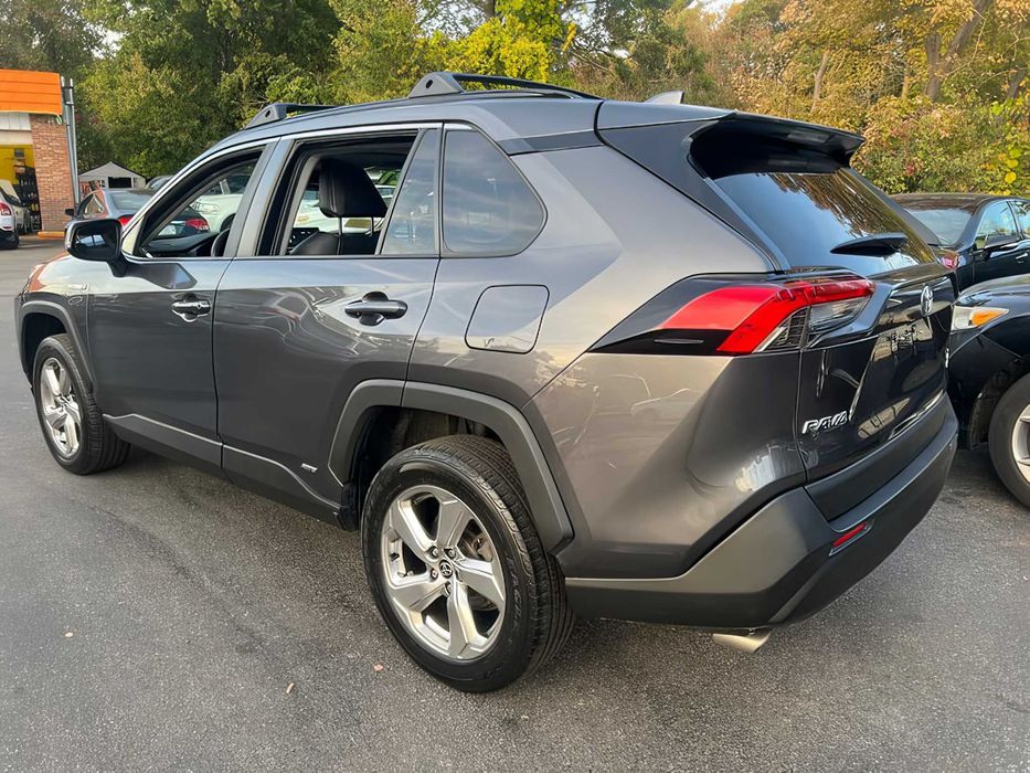 Toyota RAV4      2021