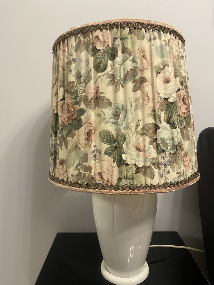 Biala lampka nocna z kwiatowym abażurem