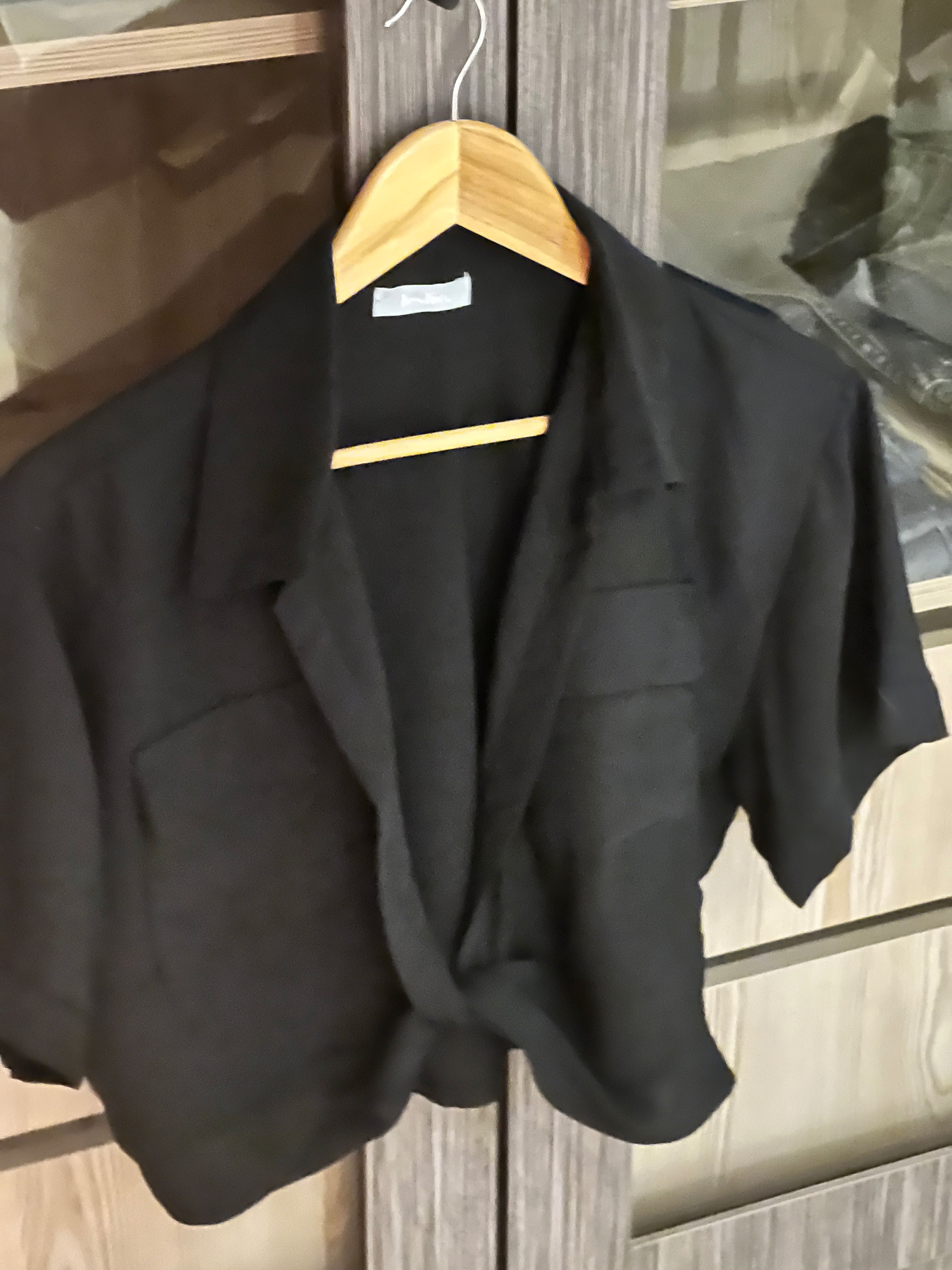 Blusa elegante em preto com o no a frente