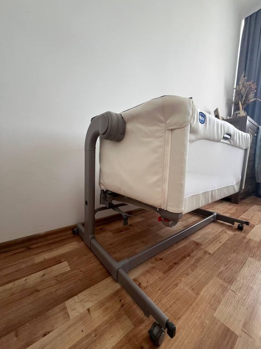 Łóżeczko Chicco 
Regulowana wysokość i możliwość kołysania
Oraz zabawk