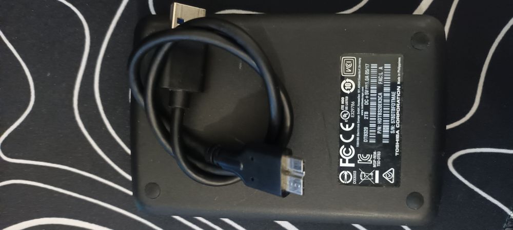 Disco rígido externo portátil Toshiba Canvio Basics preto  2Tb