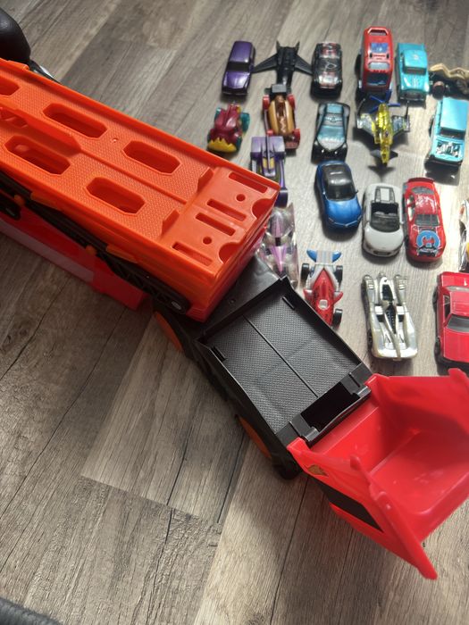 Фура HotWheels + машинки 34шт.