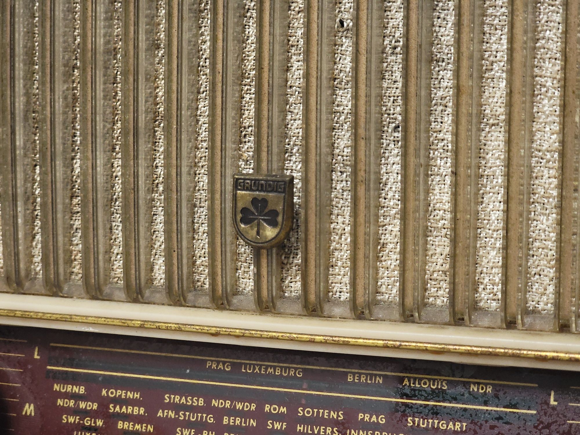 Rádio antigo reparado Grundig
