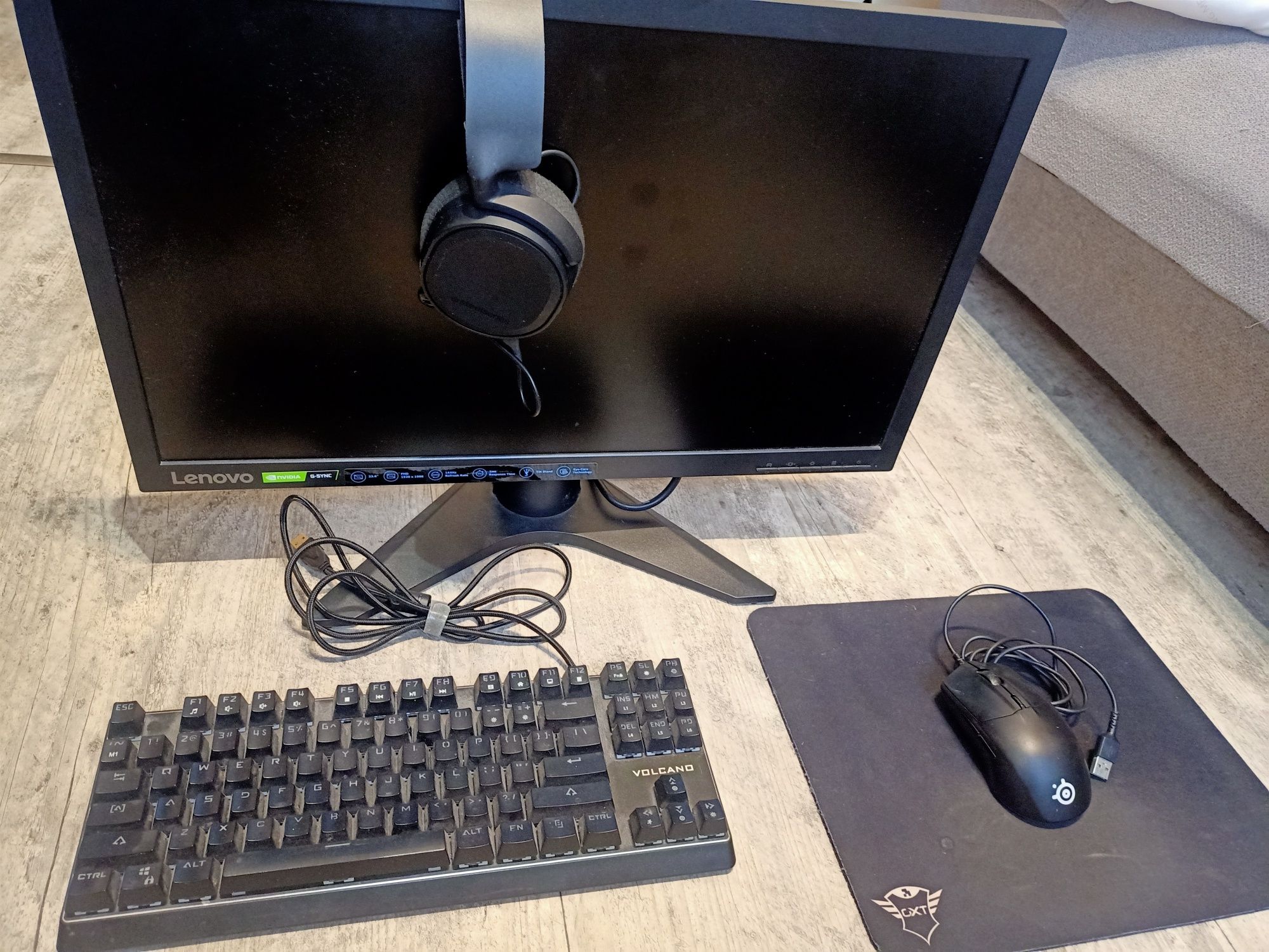 Zestaw monitor, klawiatura, podkładka pod myszkę.
