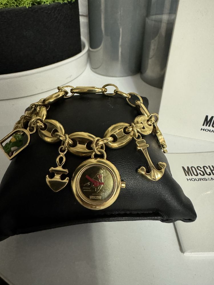 Годинник часи Moschino