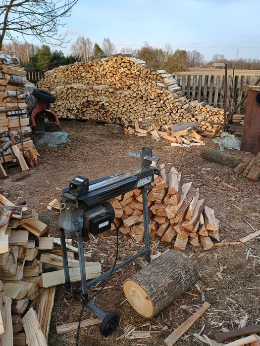 Brzoza, olcha sosna rąbana sucha liściaste drewno opał wędzenie