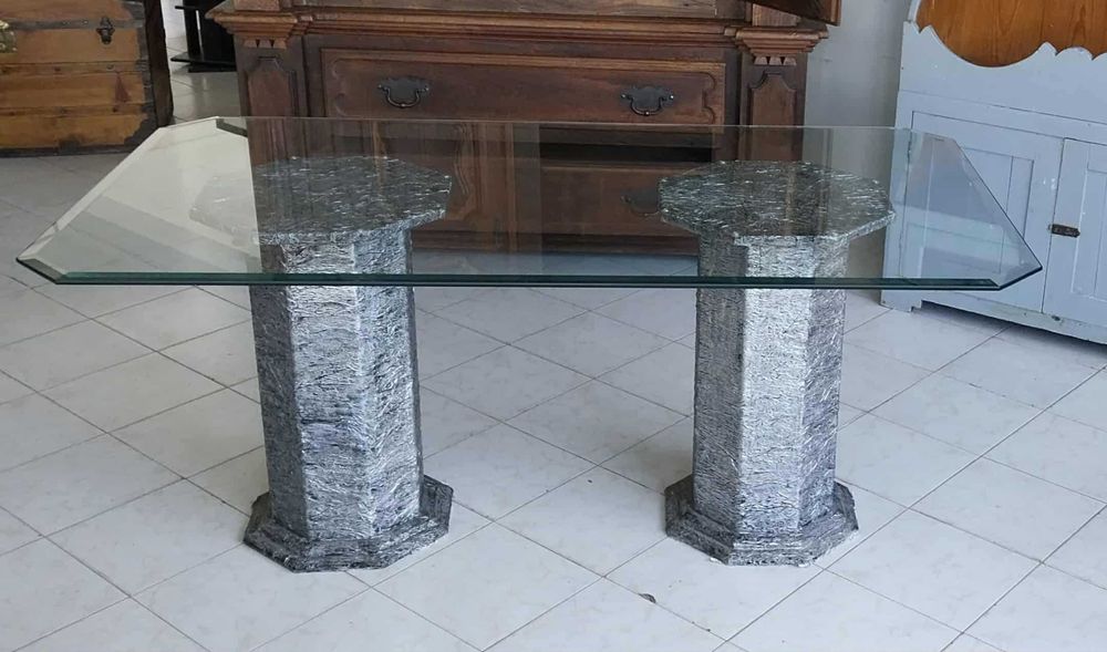 Mesa de Sala com Colunas em Pedra e Tampo em Vidro