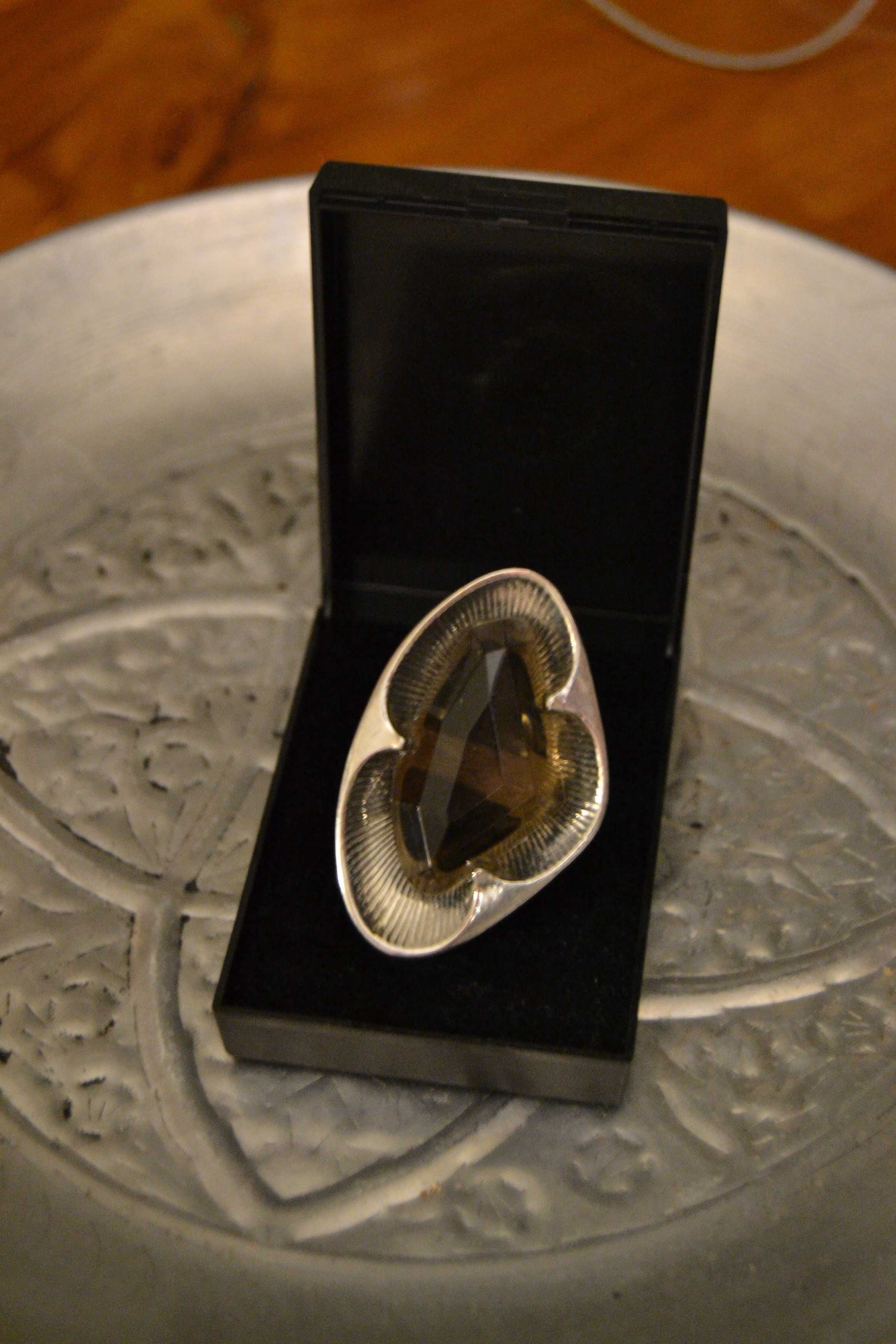 Niebanalny duży pierścionek srebrny kolor ciemny sztuczny kamień