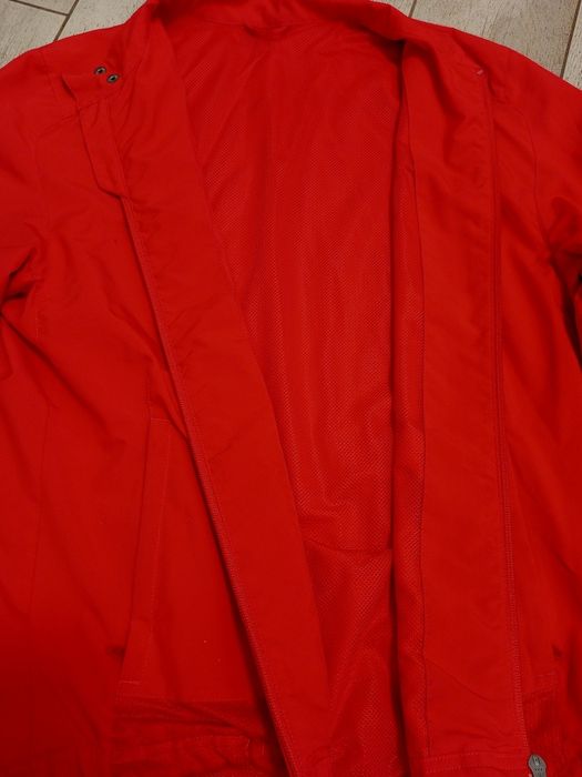 Ветровка Puma на замке