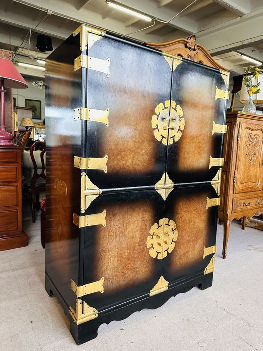 Orientalna… inna … wysoka komoda z mosieżnymi okuciami :)