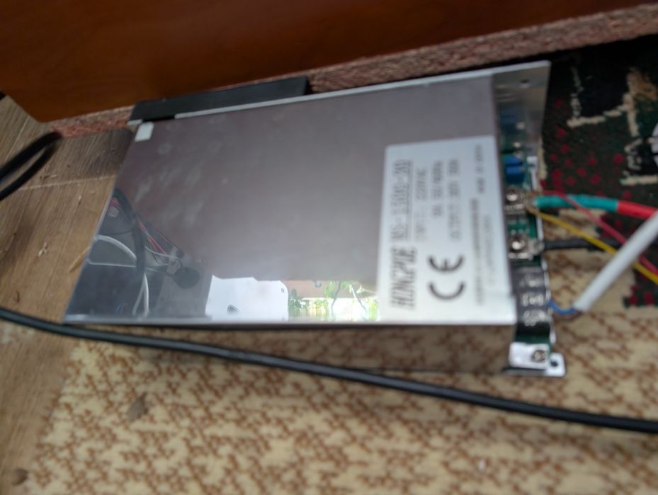 Зарядний пристрій/джерело живлення