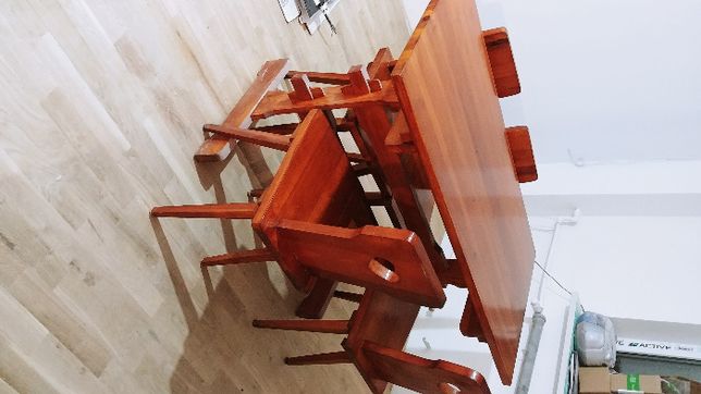 Stół drewniany i cztery krzesła