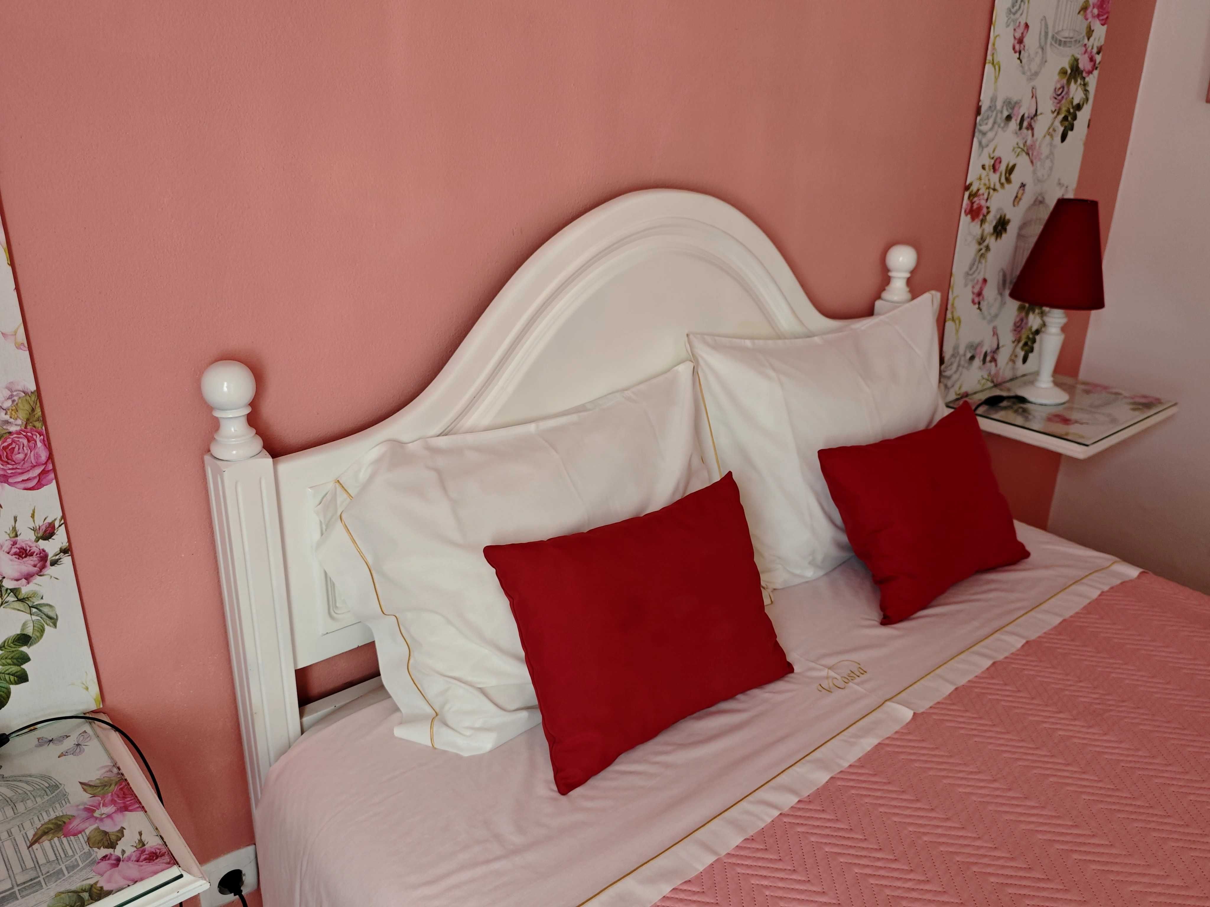 Mobilia de quarto (Cama, colchão, roupeiro)