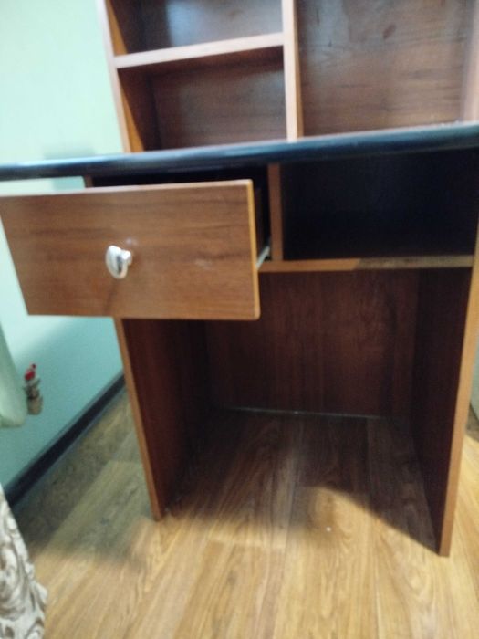 Стіл письмовий з поличками