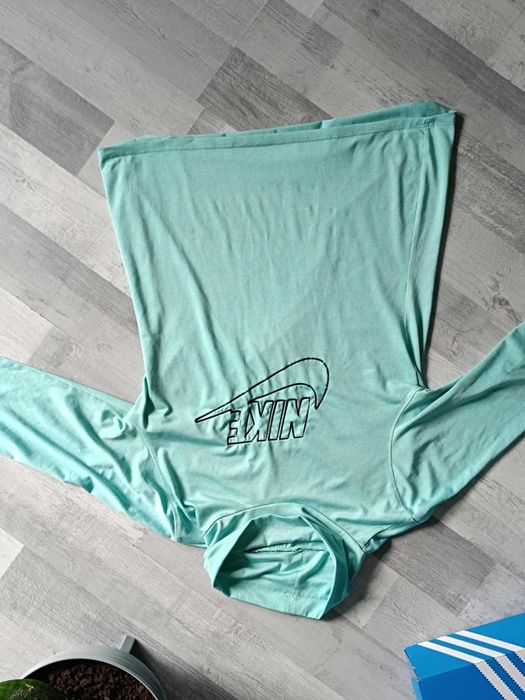 Miętowa bluzka z nadrukiem NIKE