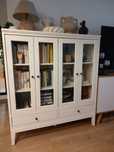 Witryna Ikea biała, ze składanymi drzwiczkami.