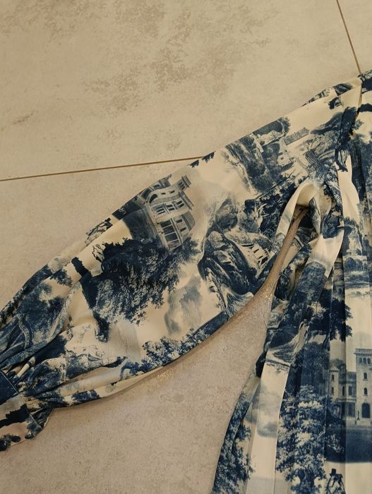 Plisowana sukienka oversize NA-KD