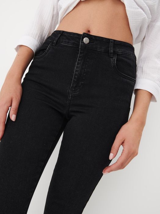 Чёрные джинсы скинни с эффектом Push up от Mohito