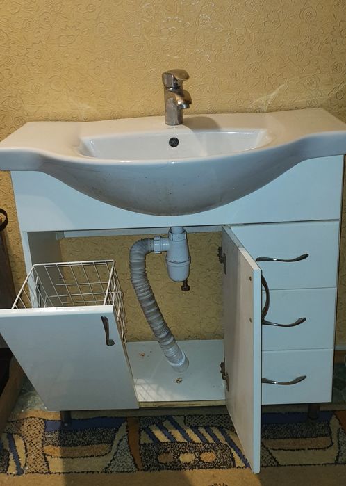 Тумба з раковиною у ванну кімнату