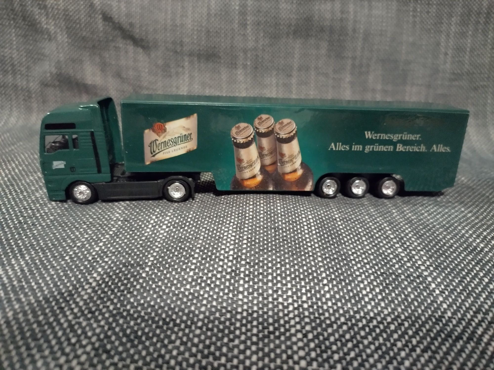Ciężarówka MAN z reklamą piwa