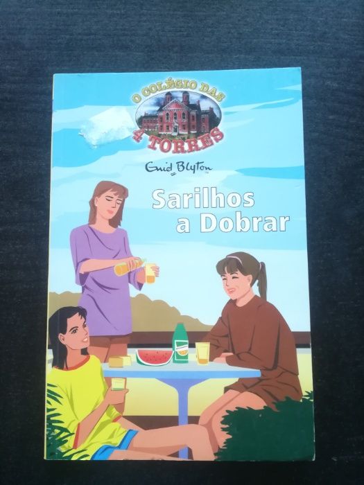 Livro Sarilhos a Dobrar - O Colégio das 4 Torres