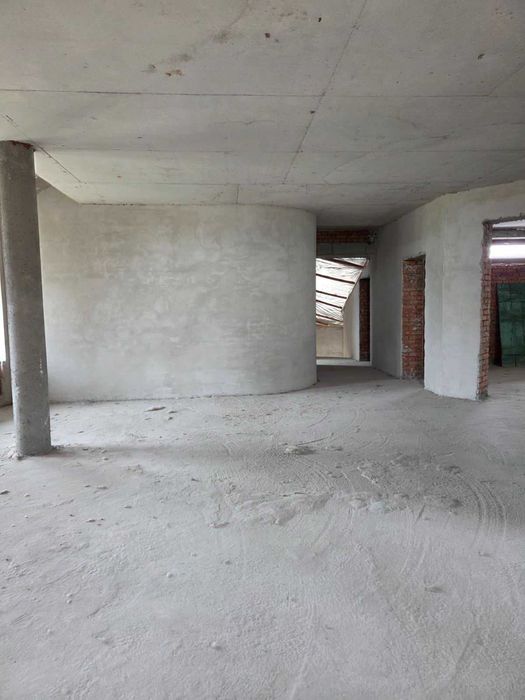 Будинок біля води. Будинок на березі Дніпра.