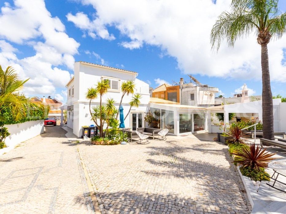Moradia Elegante com Piscina Aquecida em Faro