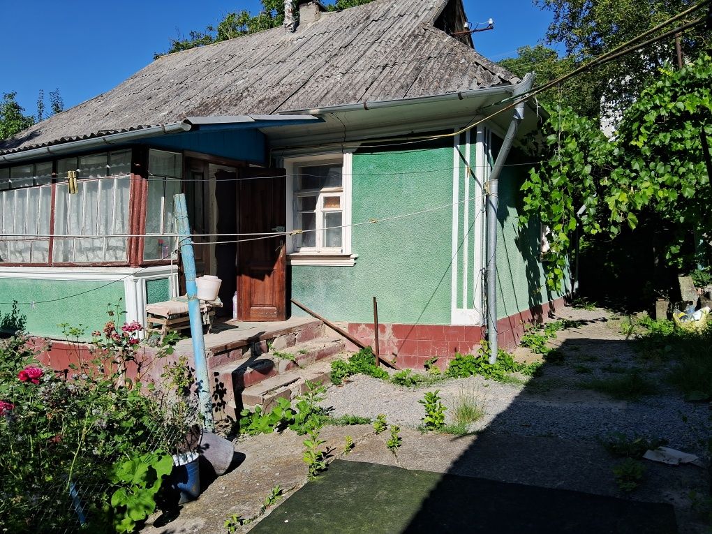 Будинок з садом та городом