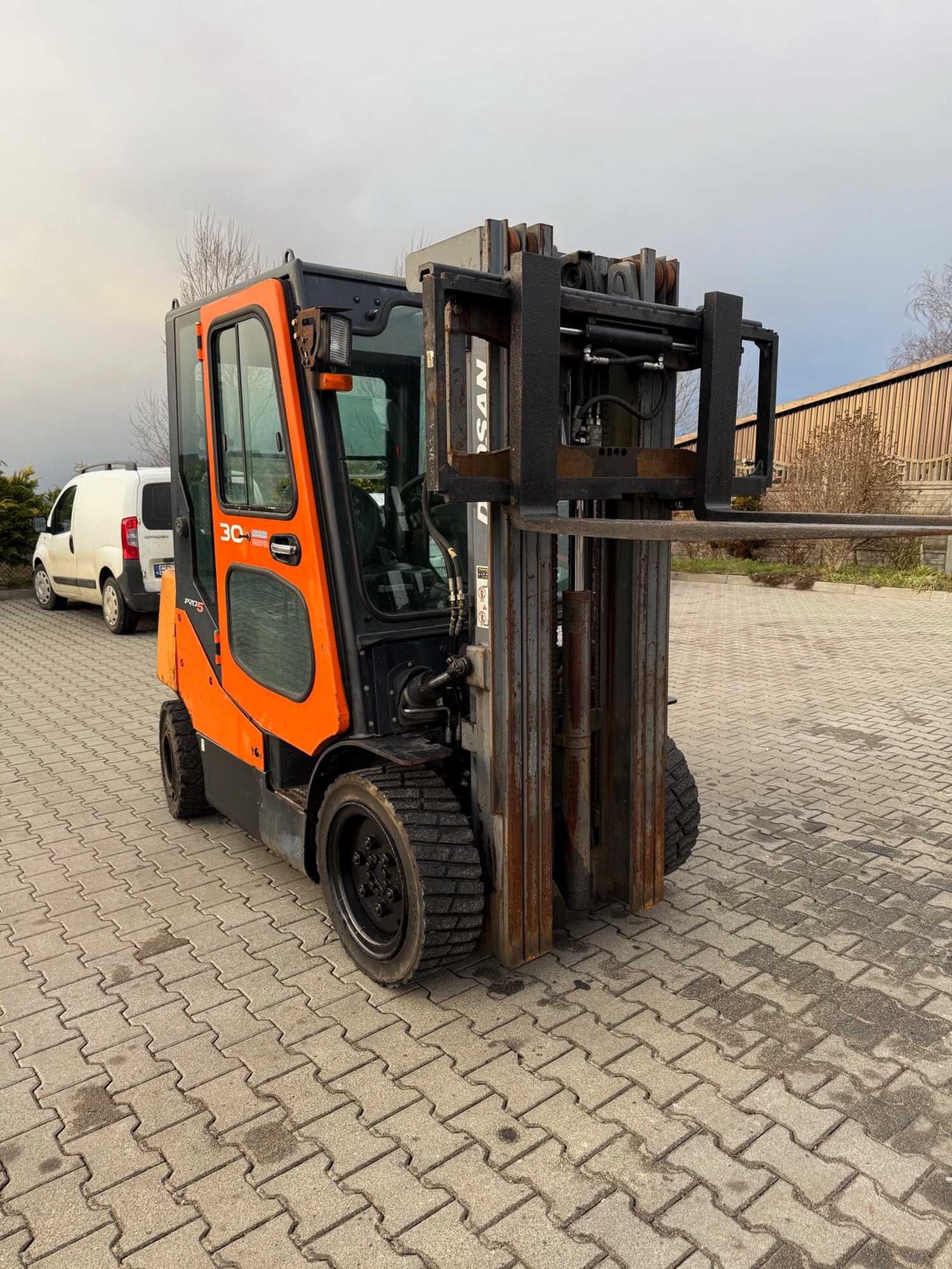 wózek widłowy DOOSAN D30S-5 diesel 3000kg Triplex 4.40m kabina 2014'