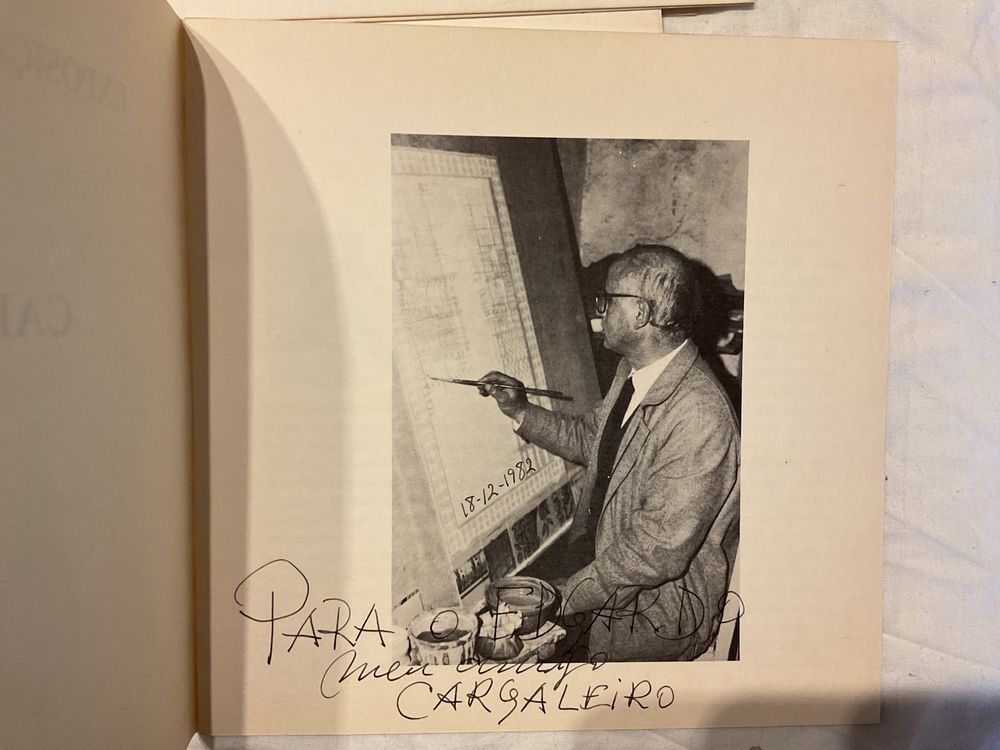 Livro / Brochura de galeria sobre azulejos e assinado por Cargaleiro