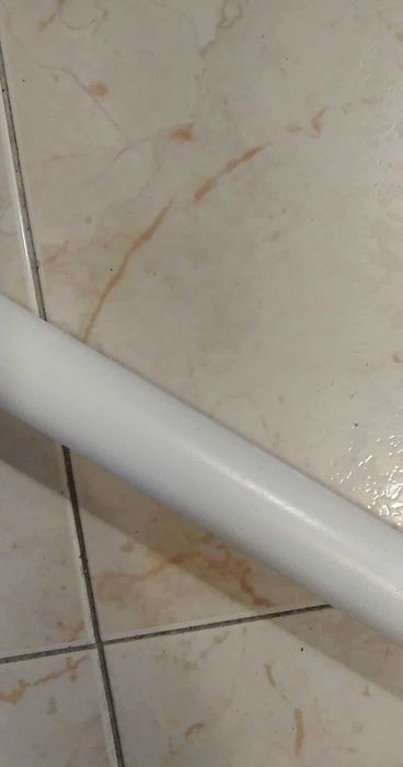 Varão em madeira pintada