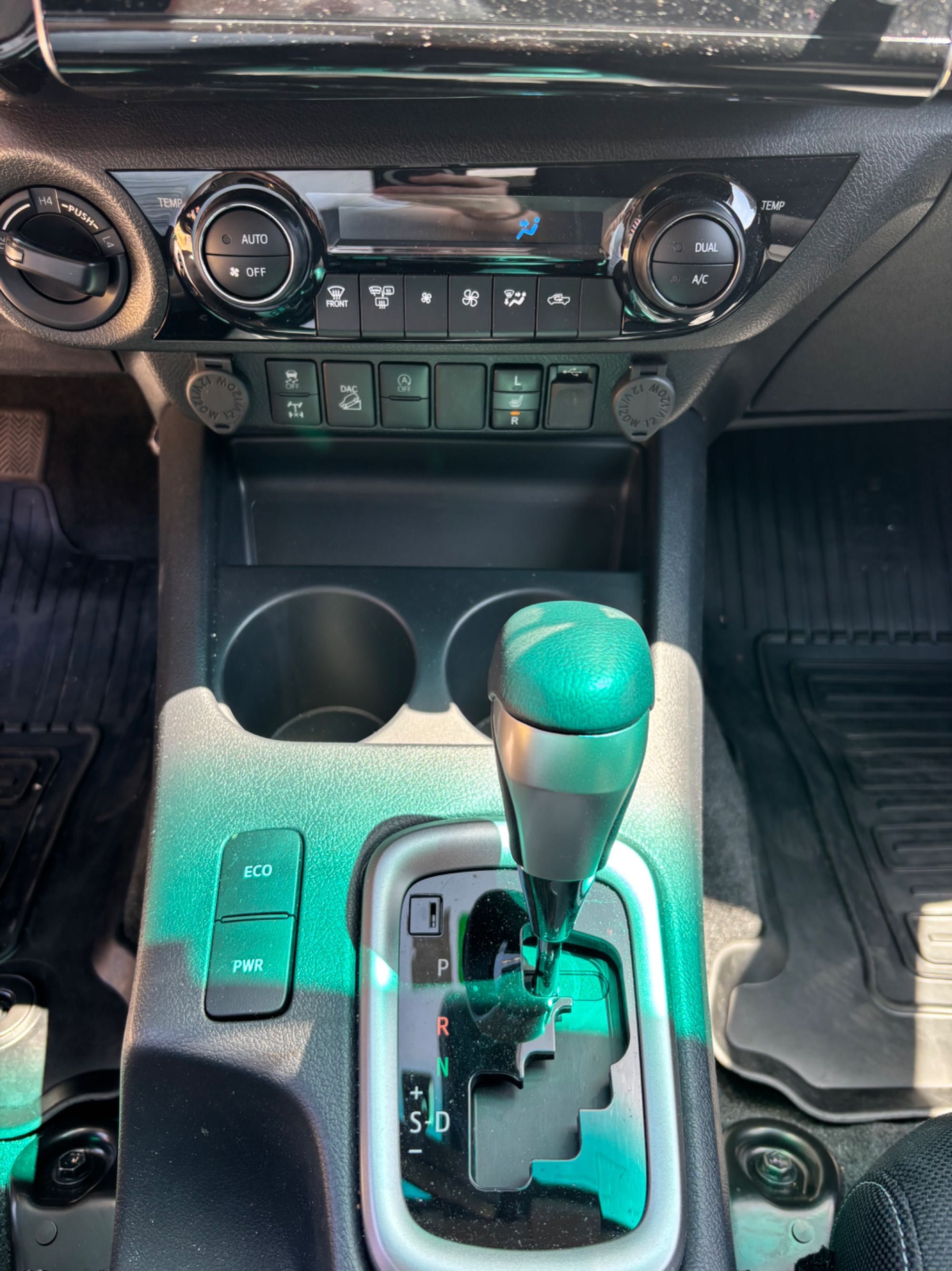 Toyota Hilux 4500 km - wie neu!